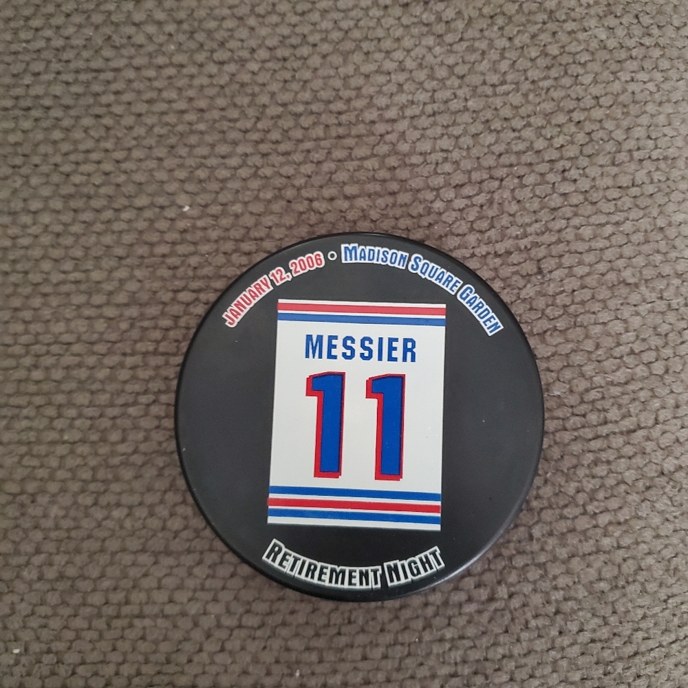 Messier puck retirement # 11 NY Rangers